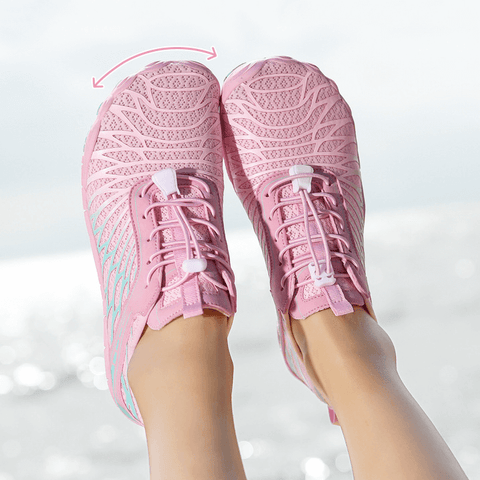Eine Frau trägt die Rosa Vanea Barfußschuhe von Vanea Barfußschuhe
