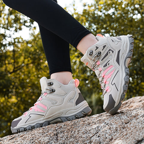 Eine Frau trägt die Grau Rosa Expedition Outdoor Barfußschuhe von Vanea in den Bergen