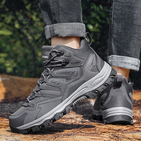 Ein Mann trägt die schwarzen Expedition Outdoor Barfußschuhe von Vanea bei einer Wanderung in den Bergen