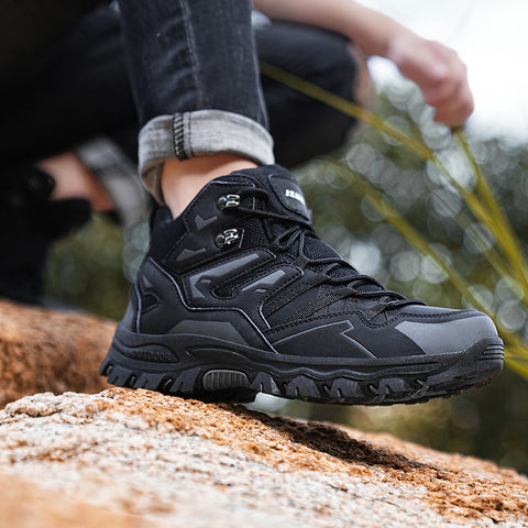 Ein Mann trägt die schwarzen Expedition Outdoor Barfußschuhe von Vanea beim Wandern
